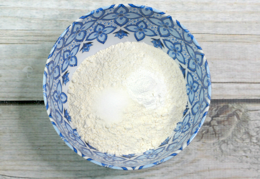 Mxing flour, baking powder and salt in a small bowl
