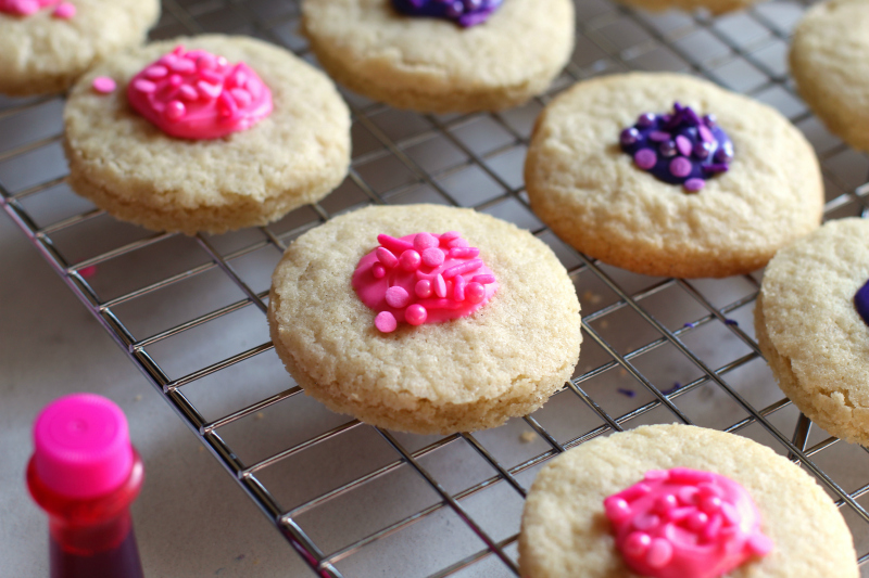Cookies with white chocolate filling