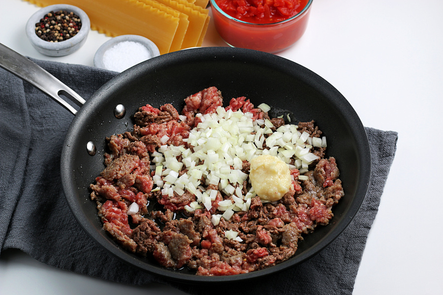 ground meat, onions and garlic in a cooking pan