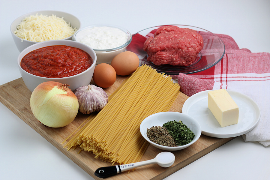 ingredients for cheesy spaghetti bake