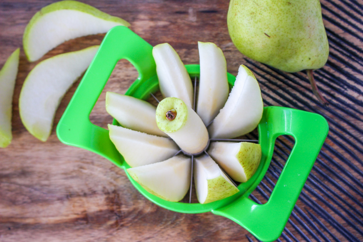 sliced pear into pieces