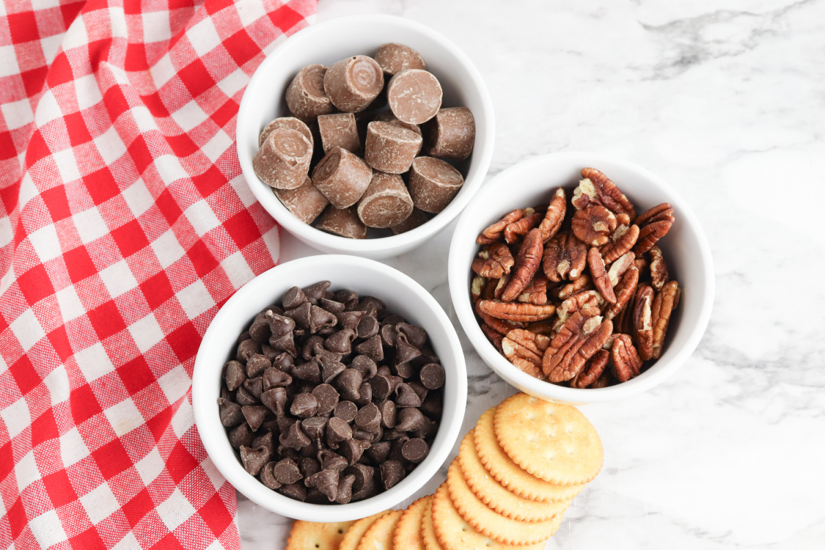 crackers, rolos, pecans and chocolate chips