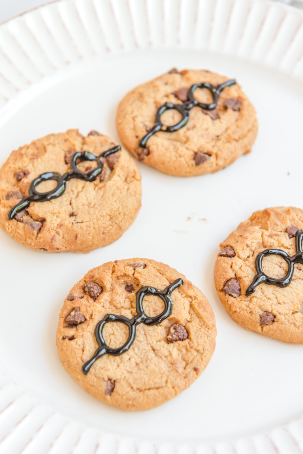 black gel food coloring glasses drawn on cookies