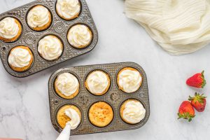 frosting cupcakes
