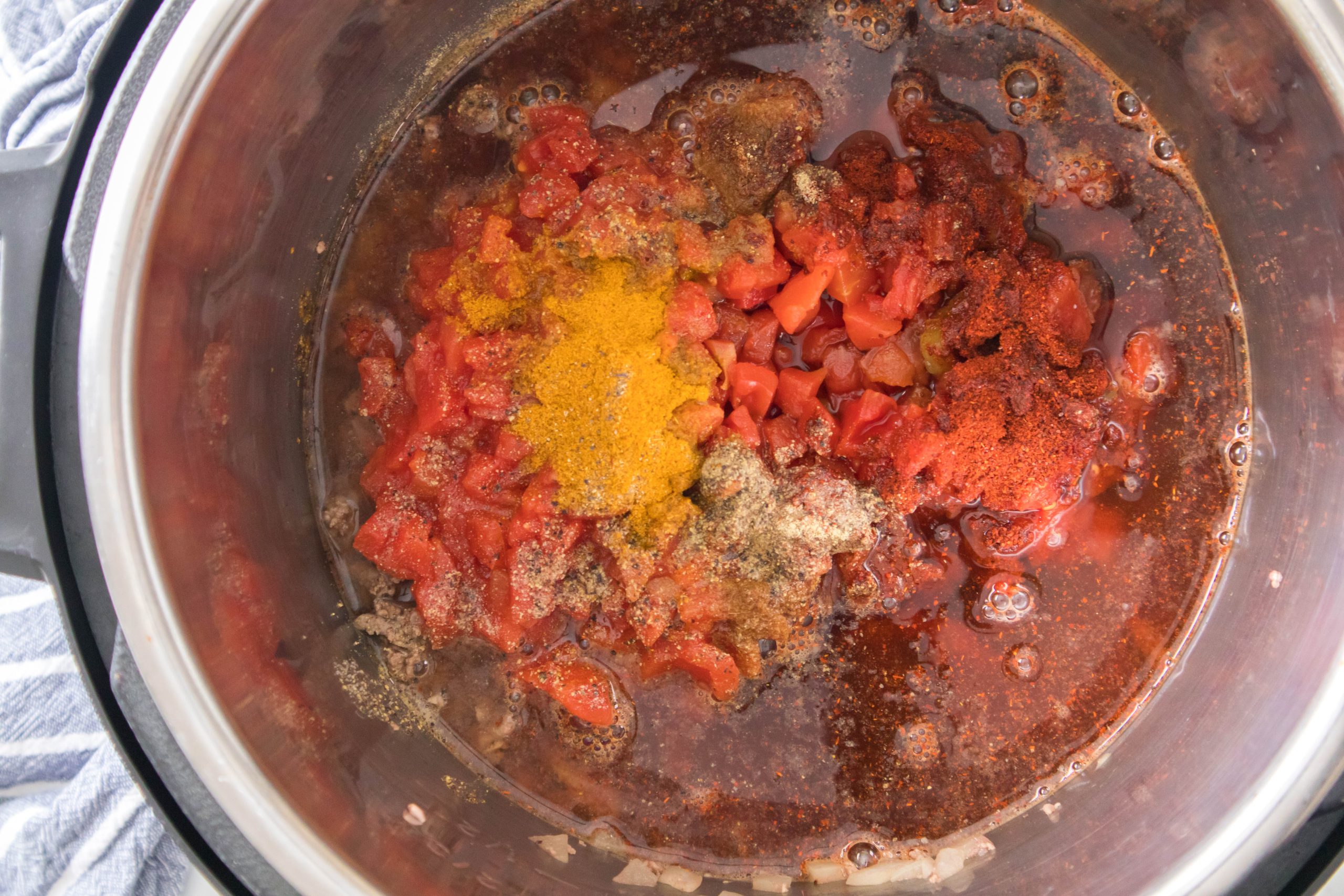 easy instant pot chili in  a pressure cooker
